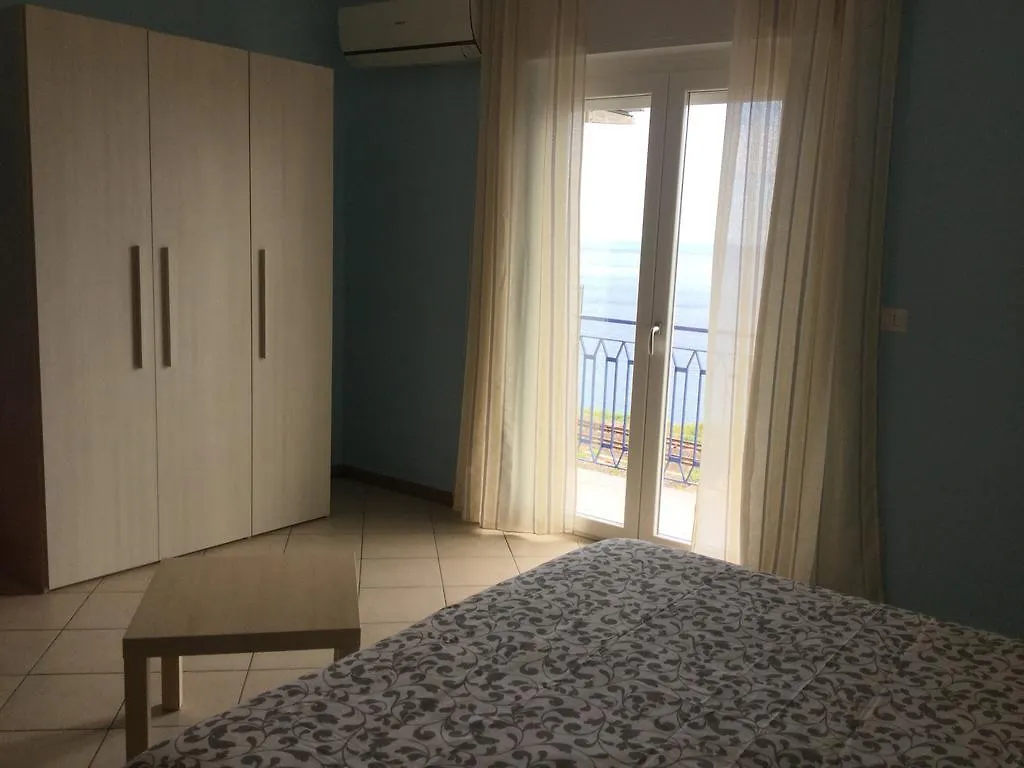 Holiday Rentals Taormina Apartment